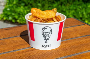 Ansfelden, Avusturya - 2 Haziran 2024: KFC cips kovaları.
