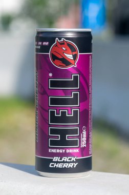 Ansfelden, Avusturya - 2 Haziran 2024: Can of Hell enerjisi kara kiraz tadı.