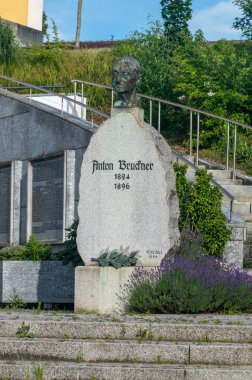 Ansfelden, Avusturya - 2 Haziran 2024: Ünlü müzisyen Anton Bruckner 'ın Anıtı.