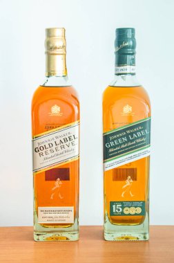 Pruszcz Gdanski, Polonya - 16 Haziran 2024: Johnnie Walker Gold Label Reserve ve Johnnie Walker Green etiketleri.