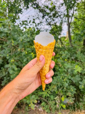 Dondurma külahta, erkek elinde tut..