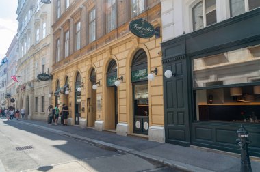 Viyana, Avusturya - 8 Haziran 2024: Orijinal Wiener Schnitzel 'li Figlmuller Restoranı.