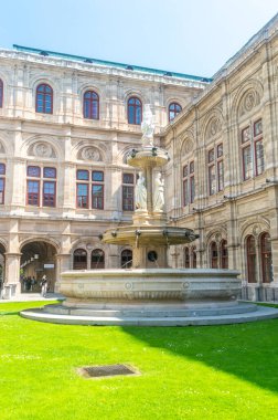 Viyana, Avusturya - 8 Haziran 2024: Viyana Devlet Operasında Çeşme (Wiener Staatsoper).