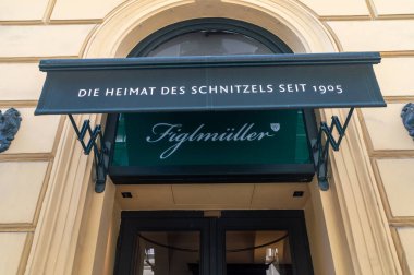 Viyana, Avusturya - 8 Haziran 2024: Orjinal Wiener Schnitzel ile ünlü Figlmuller restoranının işareti.