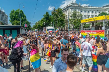 Viyana, Avusturya - 8 Haziran 2024: Viyana Gökkuşağı Geçidi 'nde kalabalık.