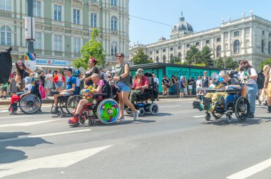 Viyana, Avusturya - 8 Haziran 2024: Viyana gururunda engelliler.