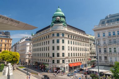 Viyana, Avusturya - 8 Haziran 2024: Albertinaplatz 'daki Turizm Bilgi Merkezi.