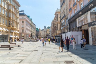 Viyana, Avusturya - 8 Haziran 2024: Graben Meydanı. Viyana 'nın en ünlü meydanlarından biri..