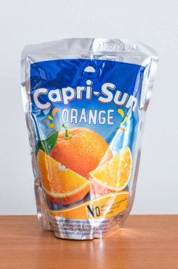 Pruszcz Gdanski, Polonya - 13 Haziran 2024: Capri-Sun portakal suyu.