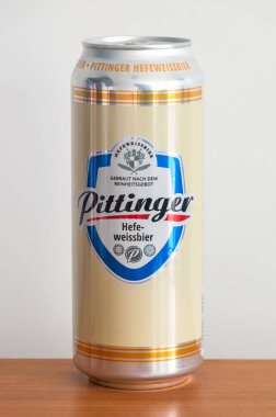 Pruszcz Gdanski, Polonya - 16 Haziran 2024: Pittinger Hefe Weissbier birası.