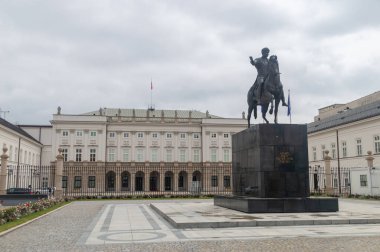 Varşova, Polonya - 22 Haziran 2024: Jozef Poniatowski heykeli olan Başkanlık Sarayı. Polonya devlet başkanı ve cumhurbaşkanının resmi ikametgahı.
