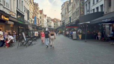 Antwerp, Belçika - 14 Ağustos 2024: Antwerp 'in eski kesimindeki yaya sokağı.