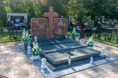 Grotniki, Polonya - 6 Temmuz 2024: Ünlü şarkıcı Krzysztof Krawczyk 'in mezarı.