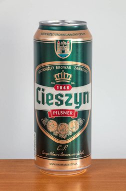 Pruszcz Gdanski, Polonya - 17 Temmuz 2024: Cieszyn Pilsner birası.