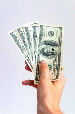 Elinde 5100 $'lık banknot var. Benjamin Franklin 'in portresiyle faturalar.