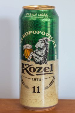 Pruszcz Gdanski, Polonya - 18 Temmuz 2024: Kozel Velkopopoicky svetny lezak birası.