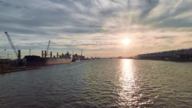 Antwerp, Belçika - 14 Ağustos 2024: Antwerp 'te gün batımında Scheldt.