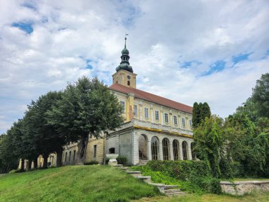 Olesnica Mala, Polonya - 25 Temmuz 2024: Rönesans Palac, Olesnica Mala Bulutlu bir günde.