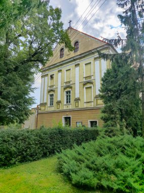 Olesnica Mala, Polonya - 25 Temmuz 2024: St. Lawrence Katolik Kilisesi.