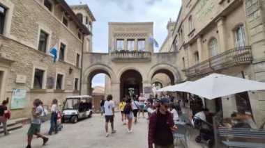 San Marino, San Marino - 5 Eylül 2024: Eski San Marino şehri. San Marino 'da Cassa di Risparmio.