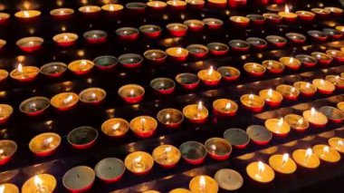 Karanlıkta bir sürü mum yanıyor..