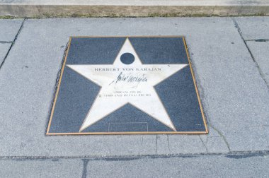 Viyana, Avusturya - 8 Haziran 2024: Herbert Von Karajan 'a adanmış yıldız. Viyana yakınlarında Şöhret Yolu Viyana.