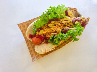 Rokycany, Çek Cumhuriyeti - 29 Eylül 2024: Shell benzin istasyonunda sosisli sandviç.