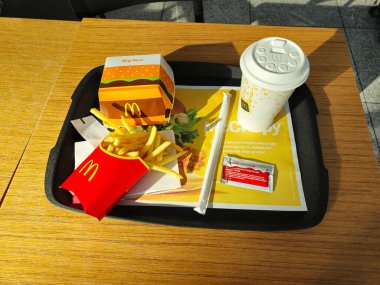 Gdansk, Polonya - 4 Eylül 2024: McDonald 's Big Mac, patates kızartması ve Coca-Cola.