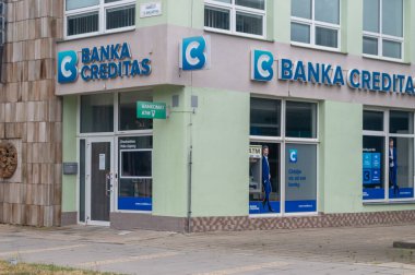 Breclav, Çek Cumhuriyeti - 28 Temmuz 2024: Banka Creditas banka şubesi.