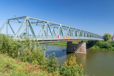 Olawa, Polonya - 24 Ağustos 2024: Oder Nehri üzerindeki köprü.