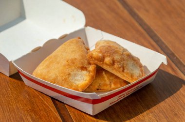 Olesnica Mala, Polonya - 25 Ağustos 2024: Mini Calzone Domates ve Mozzarella 'ya yakın çekim.