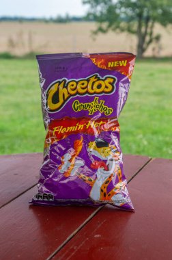 Olesnica Mala, Polonya - 25 Ağustos 2024: Cheetos Crunchos.