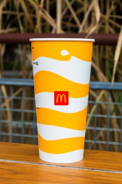 Tvarozna, Çek Cumhuriyeti - 29 Ağustos 2024: McDonald 's logolu bir kupa.