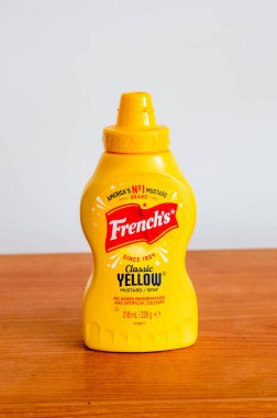 Pruszcz Gdanski, Polonya - 10 Eylül 2024: Fransız klasik sarı hardal. Amerika 'nın 1 Numaralı Hardal Markası.