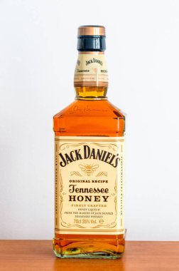 Pruszcz Gdanski, Polonya - 13 Eylül 2024: Jack Daniel 'in orijinal tarifi Tennessee bal likörü.
