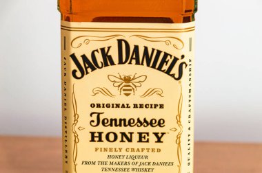 Pruszcz Gdanski, Polonya - 13 Eylül 2024: Jack Daniel 'in orijinal tarifinin ayrıntıları Tennessee bal likörü.