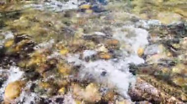 Dağ deresi kayaların arasından akıyor. Taşların üzerinde akan su. Rocky dağı nehri.