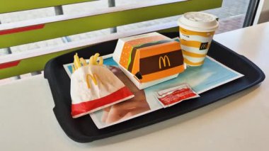 Pniewy, Polonya - 15 Ekim 2024: McDonalds Big Mac menüsü patates kızartması, Big Mac ve Coca-Cola ile içecek.