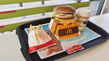 Pniewy, Polonya - 15 Ekim 2024: McDonalds 'ta Big Mac menüsü.