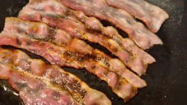 Siyah tavada kızarmış pastırma..