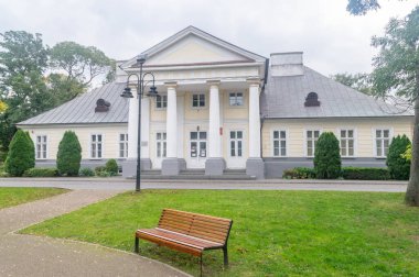 Sochaczew, Polonya - 6 Ekim 2024: Czerwonka 'daki malikane (Dwor w Czerwonce).