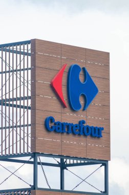 Sochaczew, Polonya - 6 Ekim 2024: Logo ve Carrefour işareti.