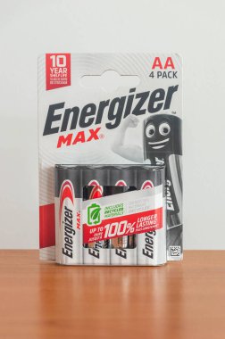 Pruszcz Gdanski, Polonya - 3 Kasım 2024: 4 AA Energizer Pil Paketi.
