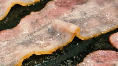 Siyah tavada kızarmış pastırma ayrıntıları. Pastırmaya yaklaş..