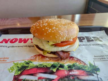 Czerlejno, Polonya - 12 Ekim 2024: Burger King Bacon peyniri yeni Whopper.