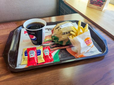 Czerlejno, Polonya - 12 Ekim 2024: Pepsi ile Burger King Menu, Yeni Whopper peyniri ve patates kızartması.