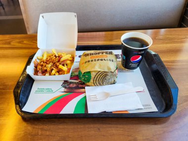 Wroblewo, Polonya - 23 Ekim 2024: Burger King with Whopper, French frites with bacon and Pepsi.