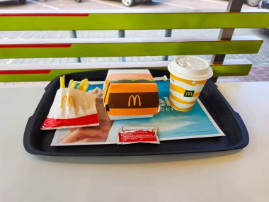 Pniewy, Polonya - 20 Ekim 2024: McDonalds 'ta Big Mac menüsü.