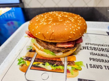 Kaunas, Litvanya - 7 Kasım 2024: Pastırmalı Hesburger.