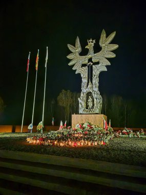 Domostawa, Polonya - 8 Kasım 2024: Doğu sınırlarındaki soykırım kurbanlarının anısına. Volhynia ve Doğu Galiçya 'daki Polonyalıların katliamlarına adanmış anıt.